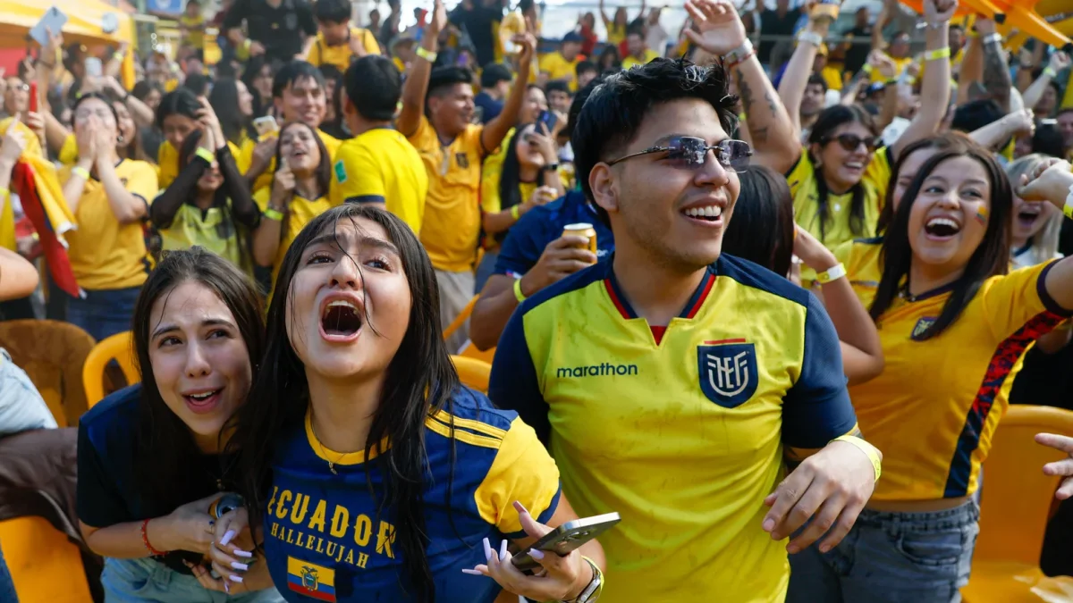 Aficionadas ecuatorianas celebran en Quito la victoria (2-1) de la Tri ante Alemania este jueves en un partido del Grupo E del Mundial 2026.