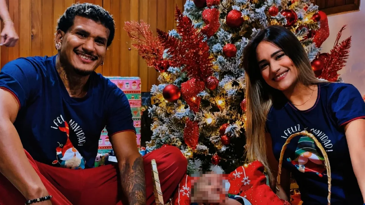 Héctor Bello junto a su esposa e hija.
