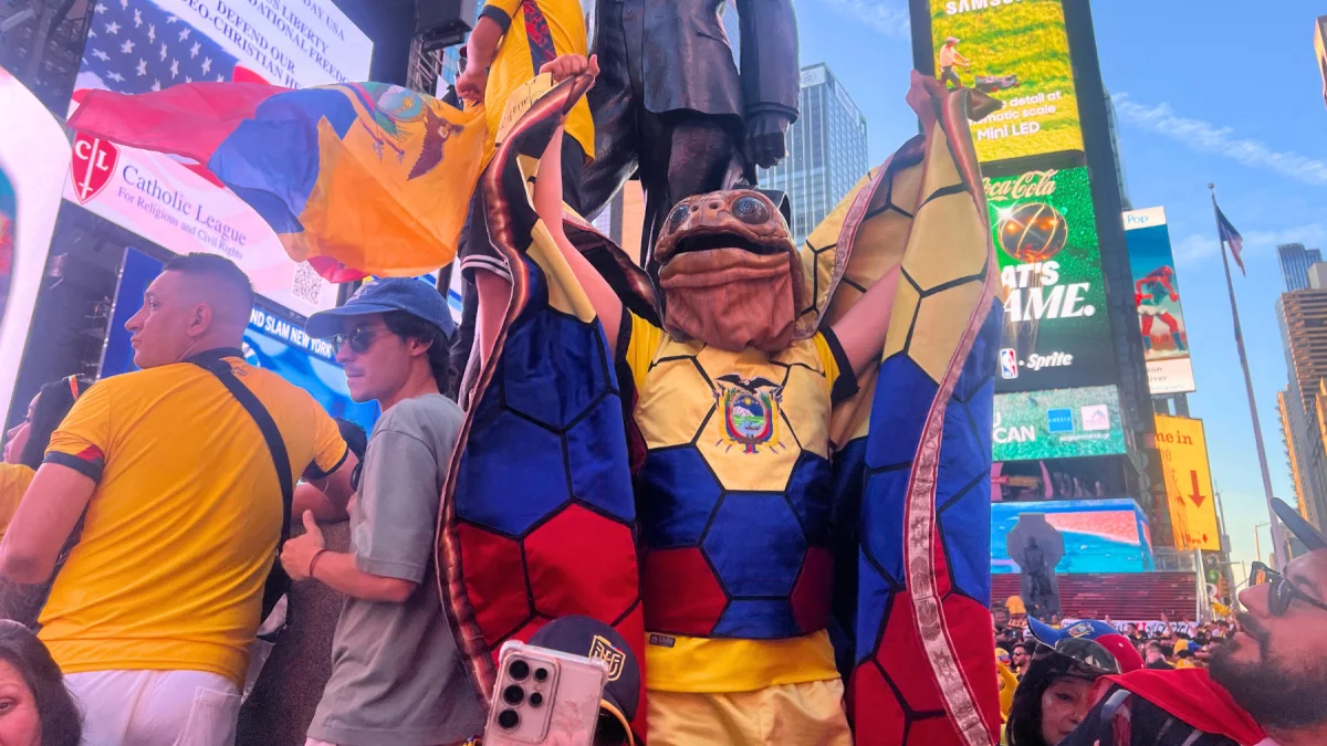 El 'banderazo' ecuatoriano se tomó Times Square previo al partido contra Alemania por el Mundial 2026.