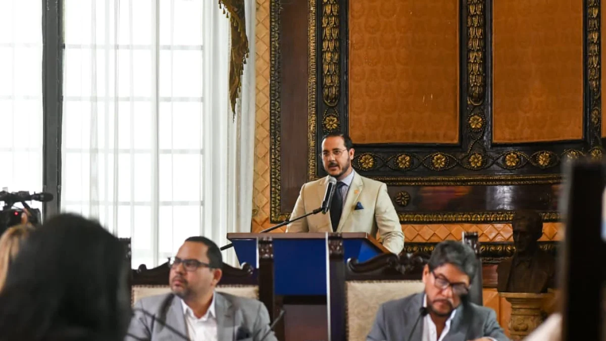 David Norero representó la defensa legal del alcalde en esta sesión extraordinaria que tramitó su archivada remoción.