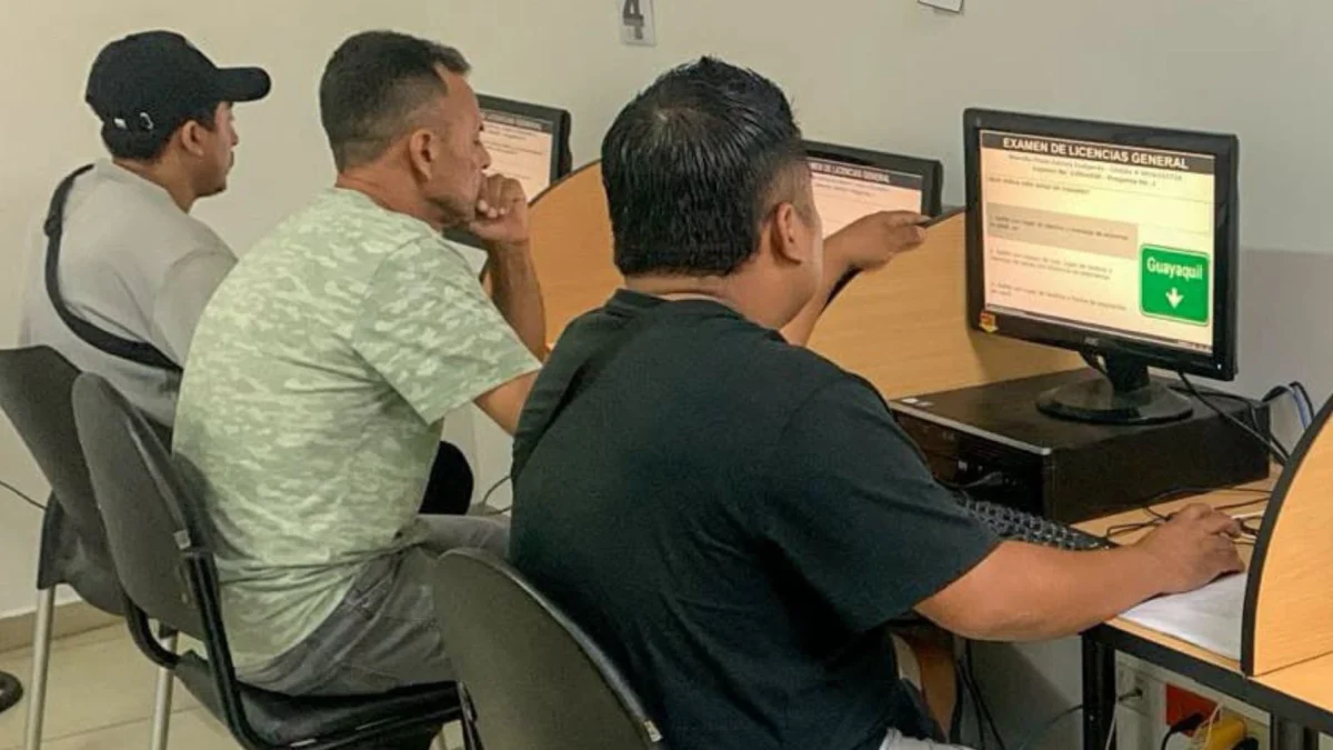 Para obtener el permiso de conducir se rinde un examen sobre las normas a cumplir en las vías.