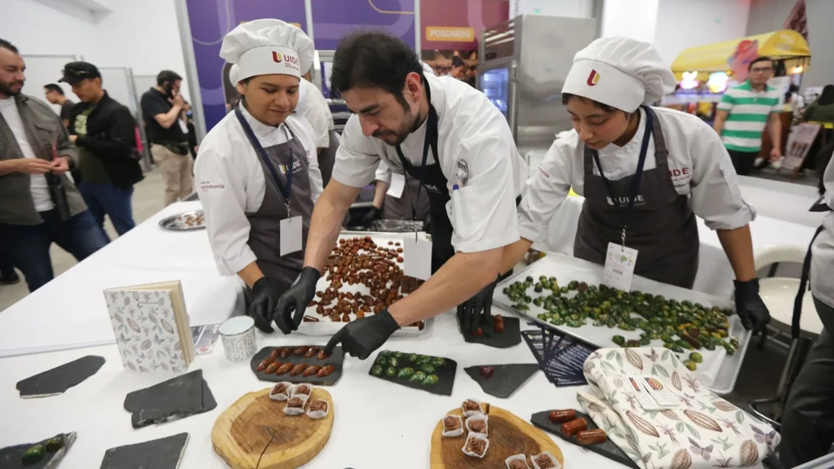 Estudiantes y docentes de la UIDE exponen en la feria preparaciones a base de chocolate.