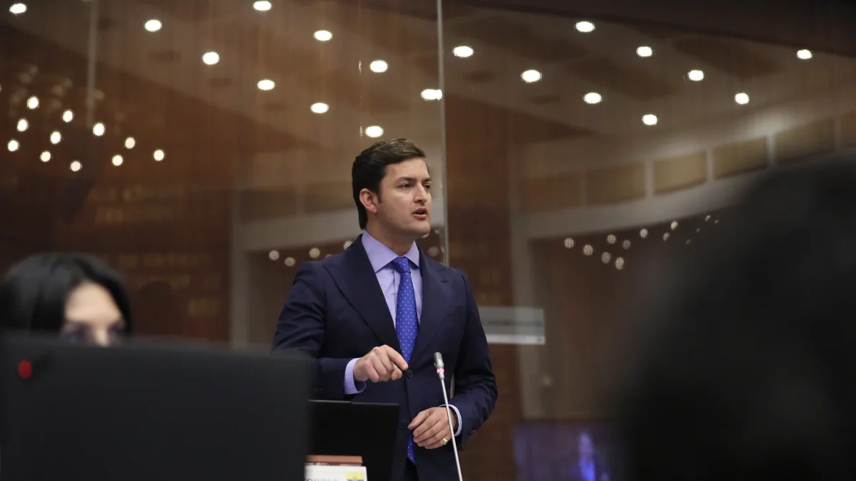 Esteban Torres asume la Presidencia de la Asamblea Nacional de forma temporal durante la licencia de maternidad de Mishel Mancheno.