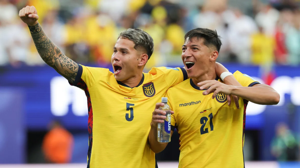 Jordy Alcívar (i) y Alan Franco, de Ecuador, en la celebración por el pase a 16avos de final del Mundial 2026.