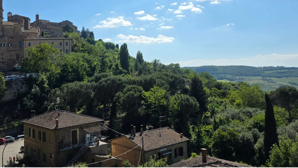 Montepulciano. Los pueblos de la Toscana se ubican en lo alto de las colinas, dando a sus visitantes una vista panorámica de los campos y viñedos.