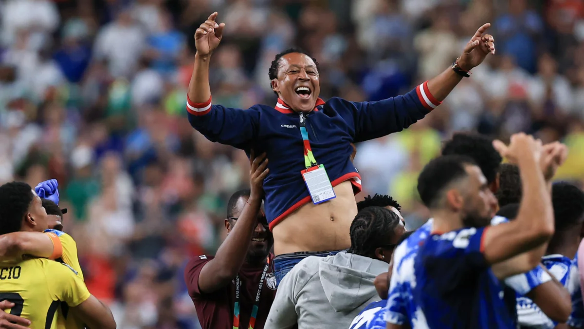 Jugadores celebraron con el entrenador de Cabo Verde, Bubista (c), al conseguir el pase a 16avos de final del Mundial 2026.