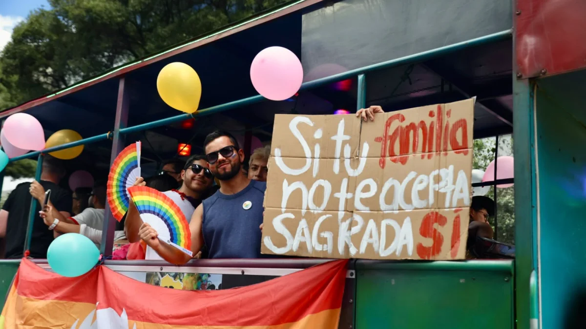 Con globos, carteles y banderas los participantes de la marcha del orgullo recorrieron las calles de Quito.