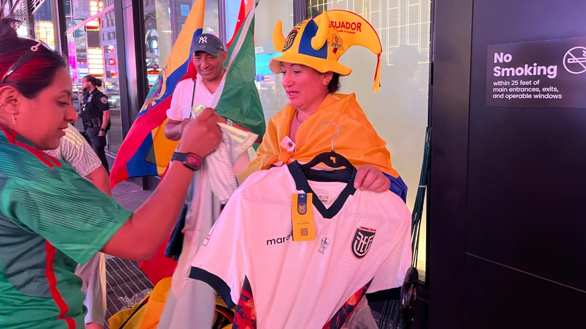 Comerciantes ecuatorianos en Times Square aprovechan la emoción por Ecuador en el Mundial 2026.