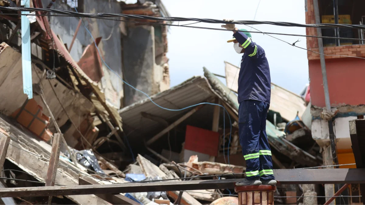 Un hombre trabaja en las tareas de levantamiento de escombros y rescate de víctimas en El Junquito, a las afueras de Caracas.
