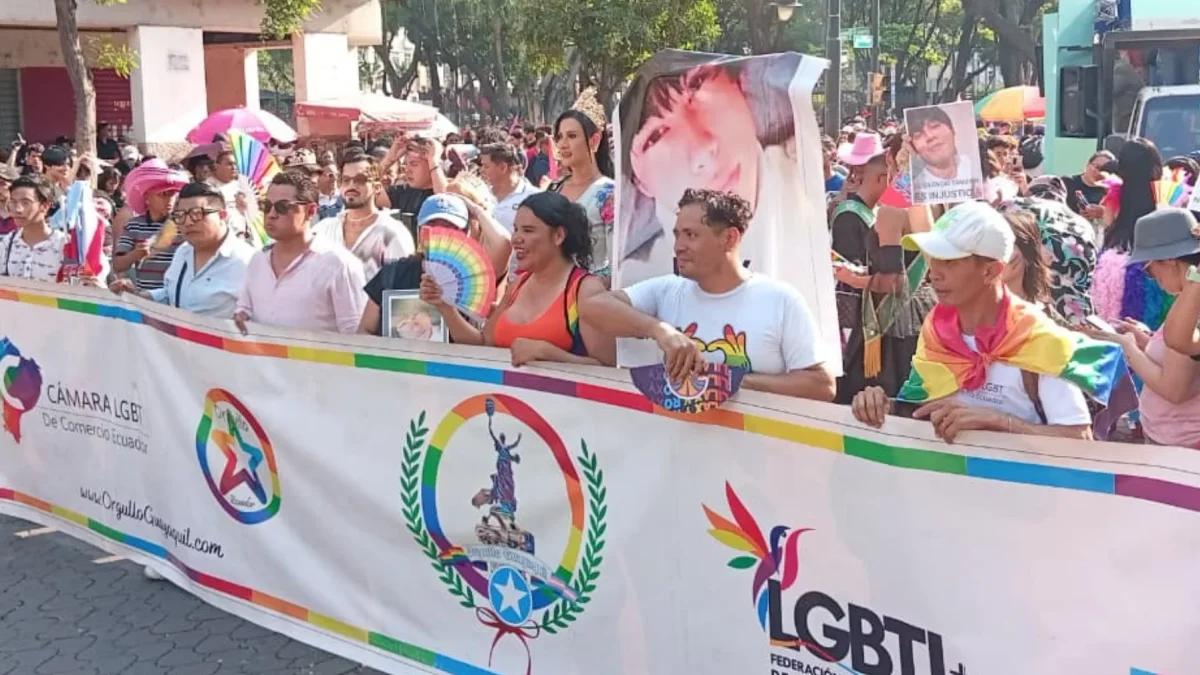 Miles de personas salieron a marchar por la avenida 9 de octubre.