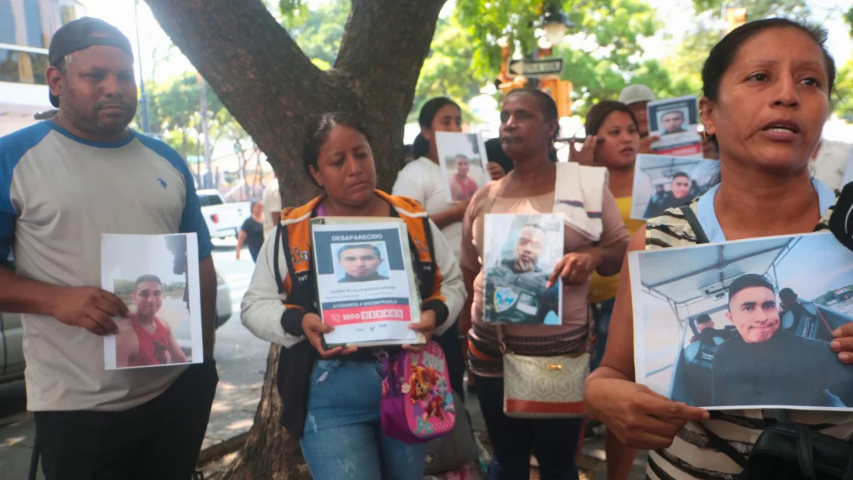 Familiares de los guardias desaparecidos en isla Puná han realizado plantones afuera de la Gobernación del Guayas para exigir que se acelere la búsqueda.