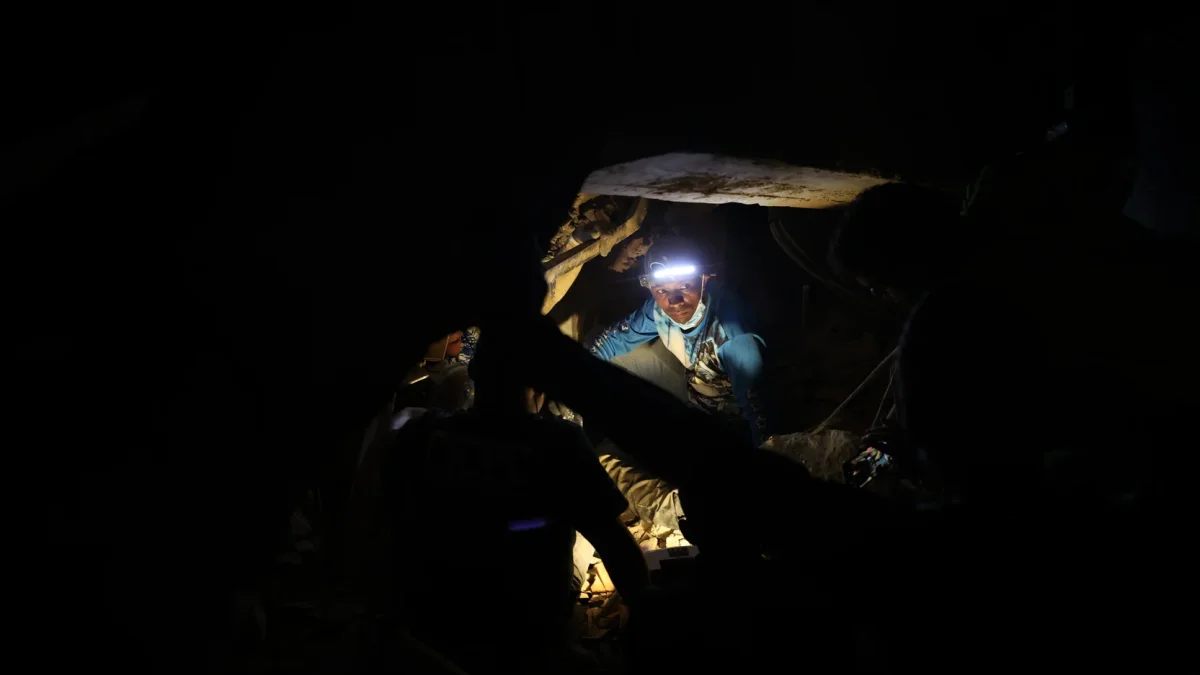 Personas realizan labores de búsqueda en una zona afectada por un terremoto este viernes, en La Guaira (Venezuela).