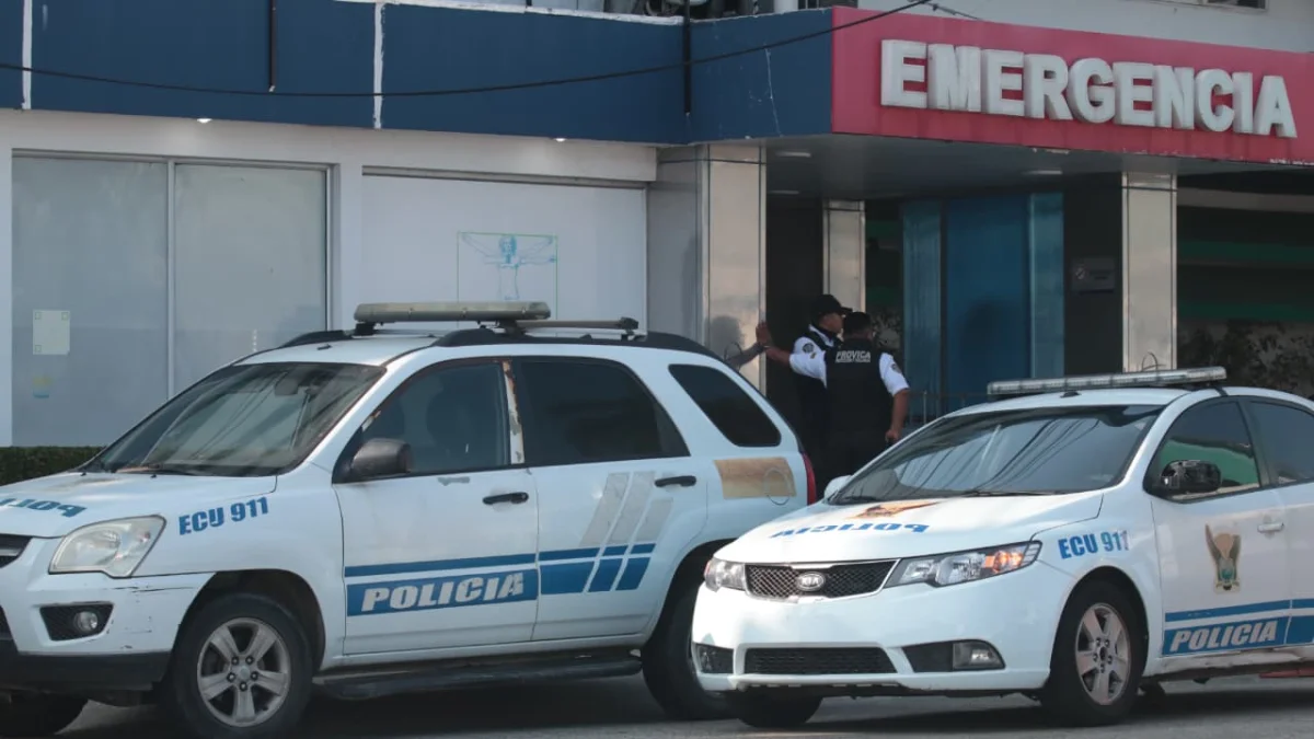 Personal de la Policía Nacional y Criminalística realizó las primeras pericias tras el hallazgo de un trabajador sin vida en una clínica del centro-sur de Guayaquil.