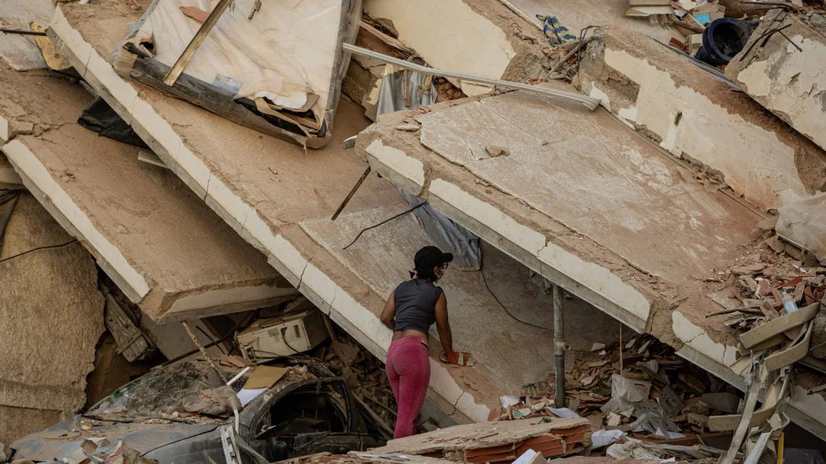 Los ciudadanos siguen buscando a sus familiares entre los escombros de los edificios y casas que se cayeron por los terremotos de Venezuela.