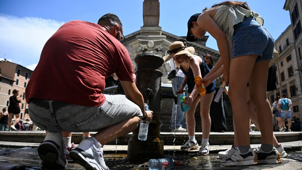Las personas se hidratan constantemente en ciudades como Roma, una de las que enfrenta la histórica ola de calor, alentada por el cambio climático.