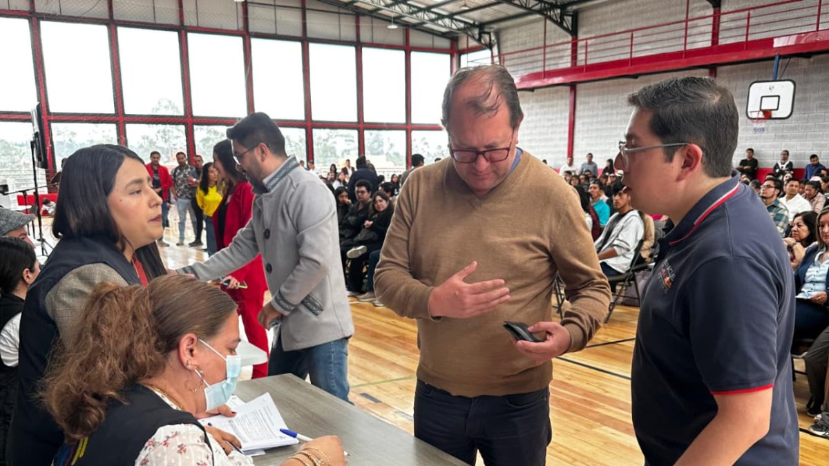 Iván Abril (i) actual concejal de Cuenca fue electo como precandidato para la Alcaldía de Cuenca durante la jorndada de primarias del Movimiento Amigo.