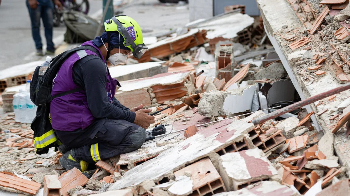 Los rescatistas siguen con sus tareas para encontrar más sobrevivientes de los terremotos, mientras el tiempo se agota.