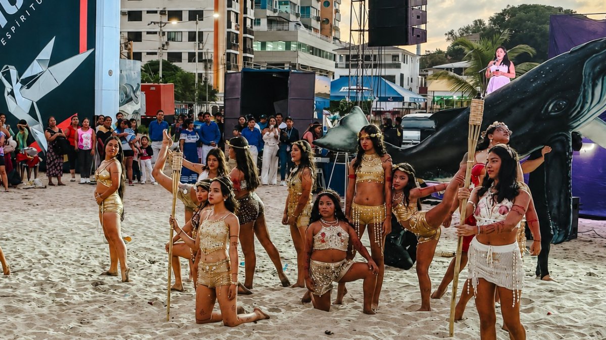 Jóvenes con trajes de aborígenes les rindieron tributo a los cetáceos en su llegada a las costas peninsulares