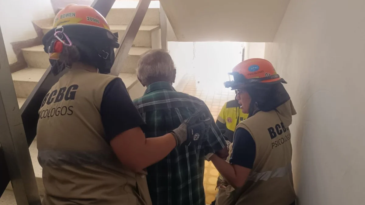 Las bomberas guayaquileñas brindaron asistencia psicológica a un adulto mayor que se negaba a abandonar el edificio donde vivía en Venezuela.
