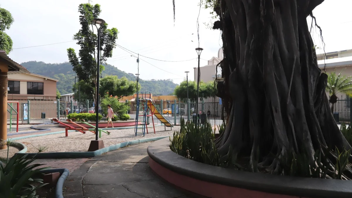 El parque de Miraflores está al ingreso de la ciudadela y es uno de los pocos espacios verdes que tiene la ciudadela, pese a estar rodeada del estero Salado y el cerro Paraíso.