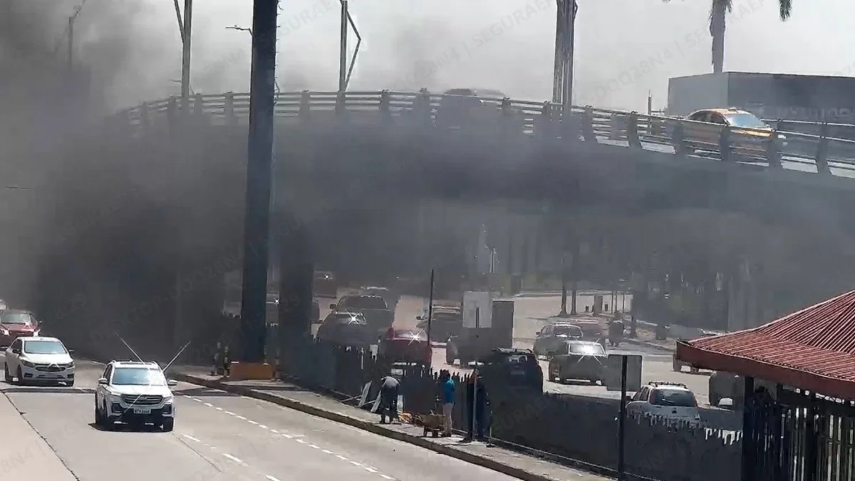 El cortocircuito bajo el puente generó congestión vehicular momentánea en el sector de la avenida de las Américas.