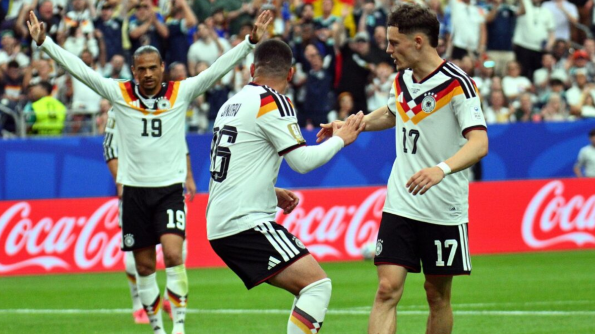 Deniz Undav de Alemania (C) celebra marcar el 6-1 con su compañero Florian Wirtz