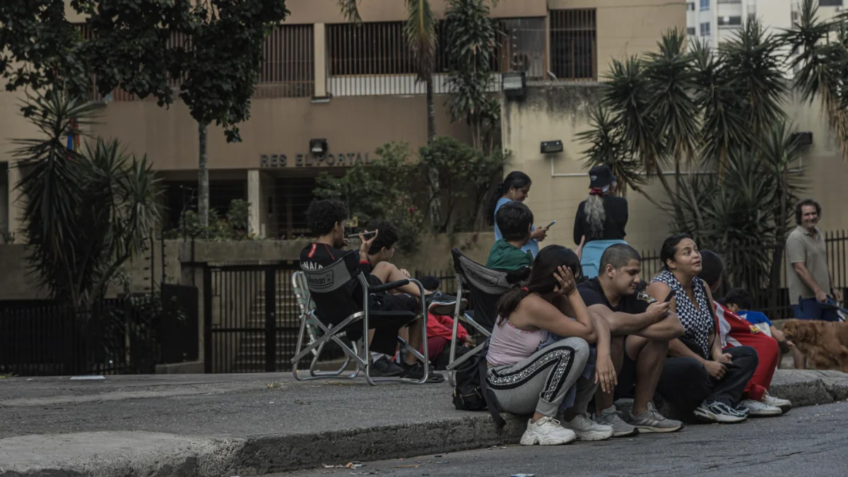 Personas esperan en la calle frente a un edificio residencial tras el sismo de magnitud 4,6 registrado este lunes en Caracas, Venezuela.