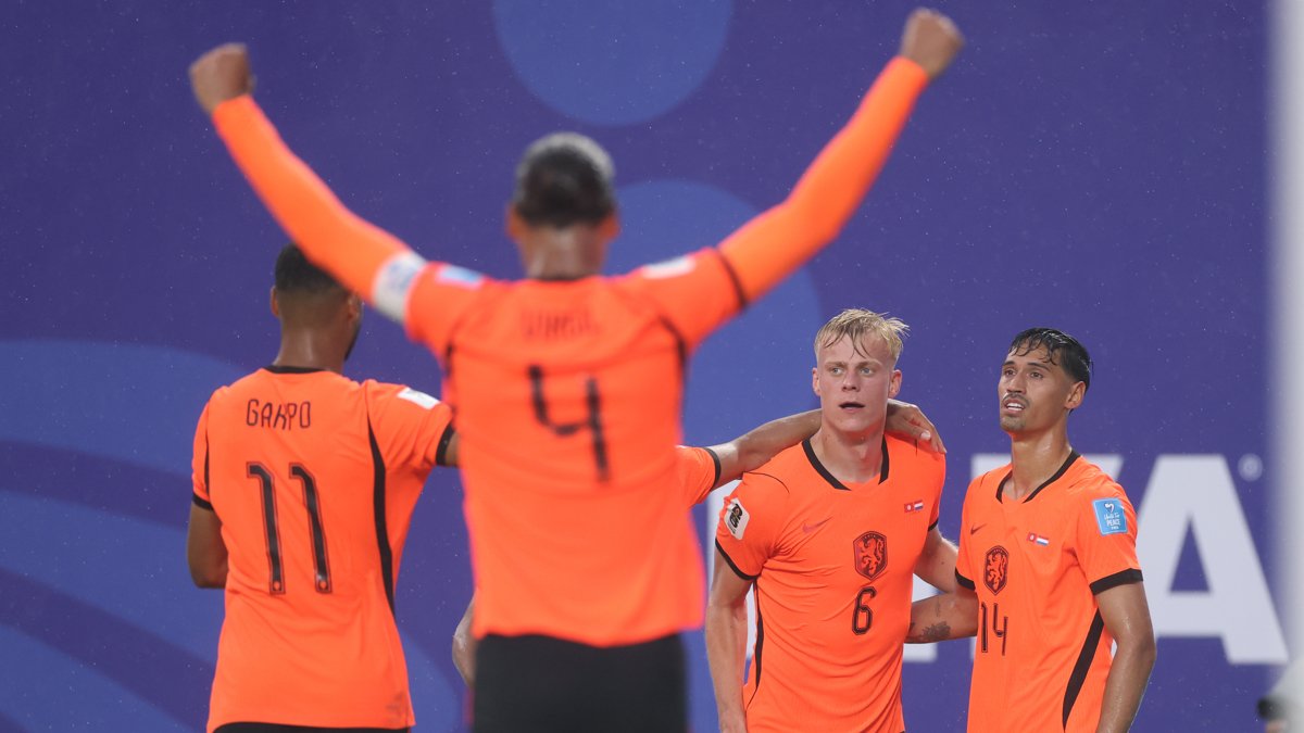 Jugadores de Países Bajos celebran un gol de Jan-Paul Van Hecke
