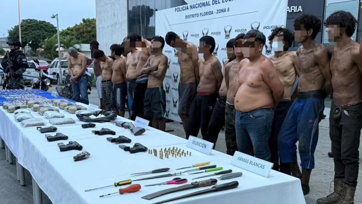 Las autoridades confirmaron que cinco de los aprehendidos registran antecedentes penales por delitos relacionados con tráfico de drogas y robo