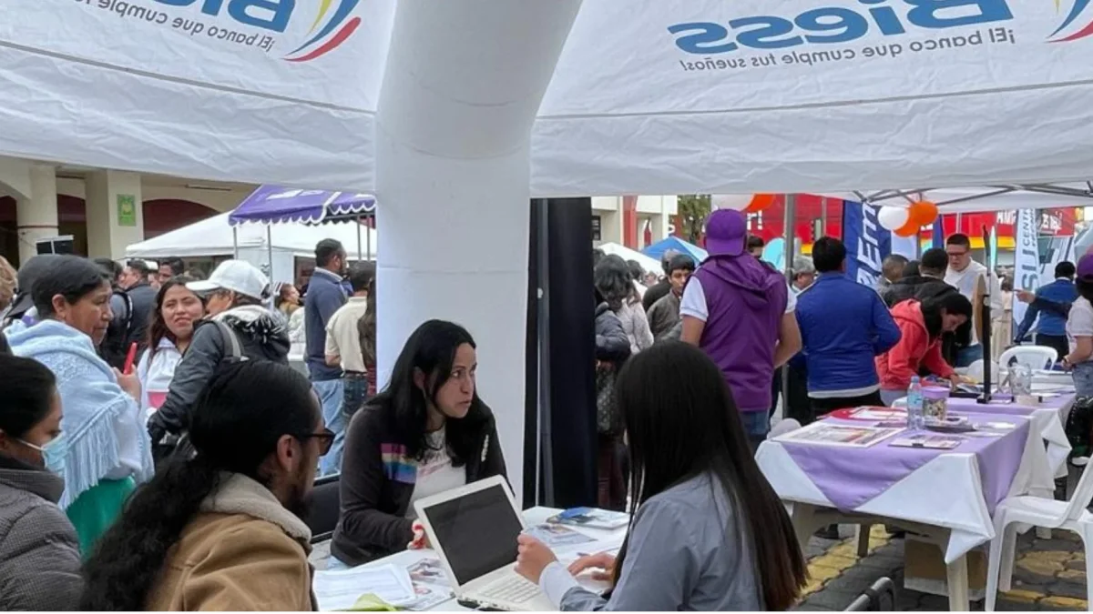Personas piden asesoramiento para conocer las ofertas del BIESS.