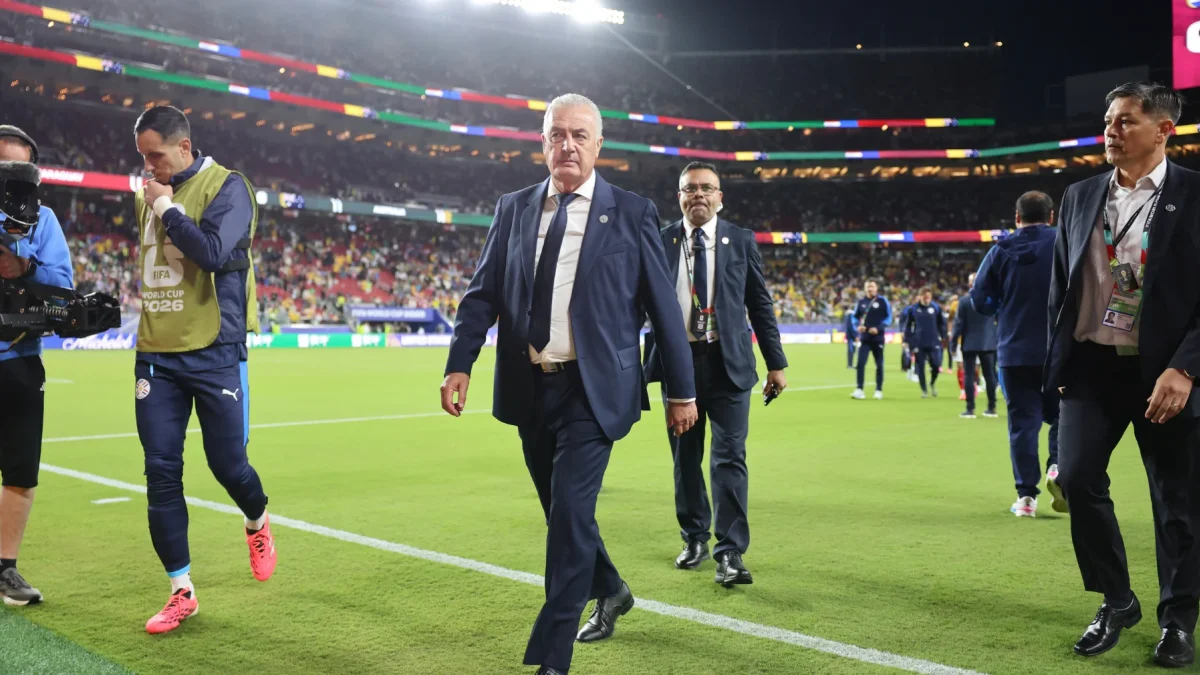 El seleccionador de Paraguay, Gustavo Alfaro, sale del campo de juego, al finalizar un partido del grupo D del Mundial de la FIFA 2026 entre Paraguay y Australia, en California.