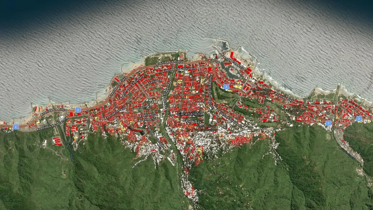Mapa interactivo de la NASA que identifica en rojo edificios de Caraballeda, La Guaira, con más de 75 % de probabilidad de daños tras el terremoto.
