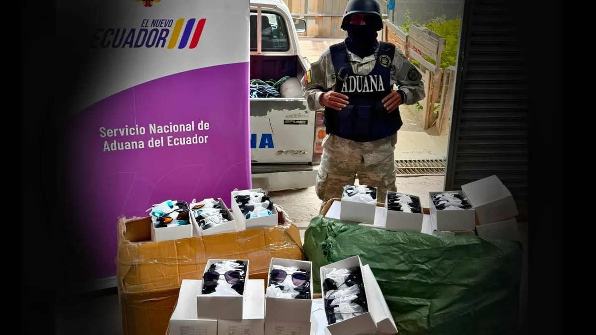 Las 2.221 gafas fueron encontradas en tres cartones durante un control en el peaje de Aloag.