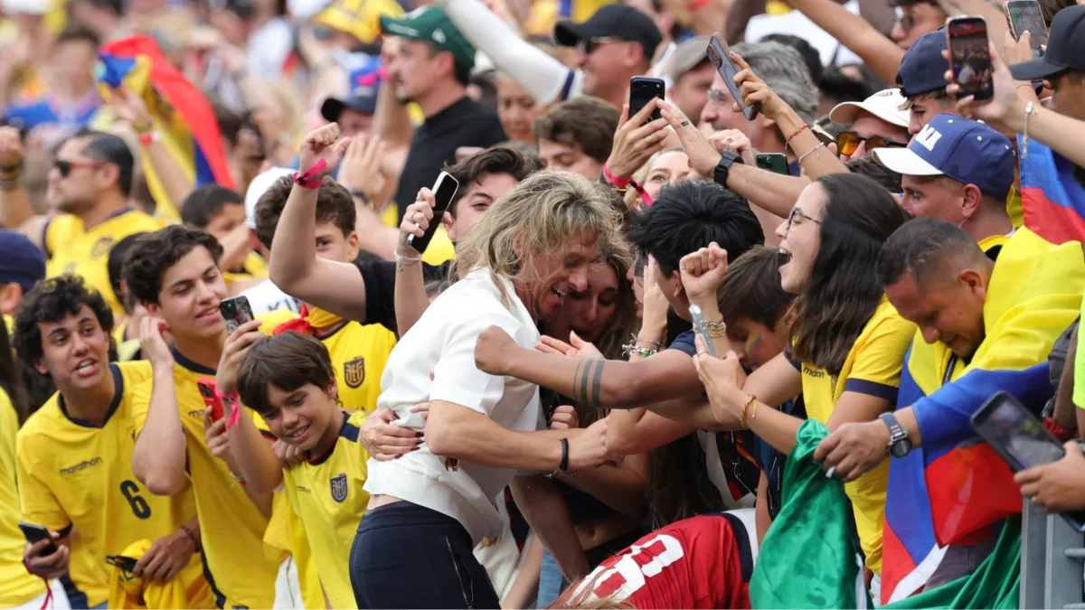 El entrenador de Ecuador, Sebastián Beccacece, celebra con su familia y los aficionados tras el triunfo 2-1 ante Alemania en el estadio MetLife de Nueva Jersey.