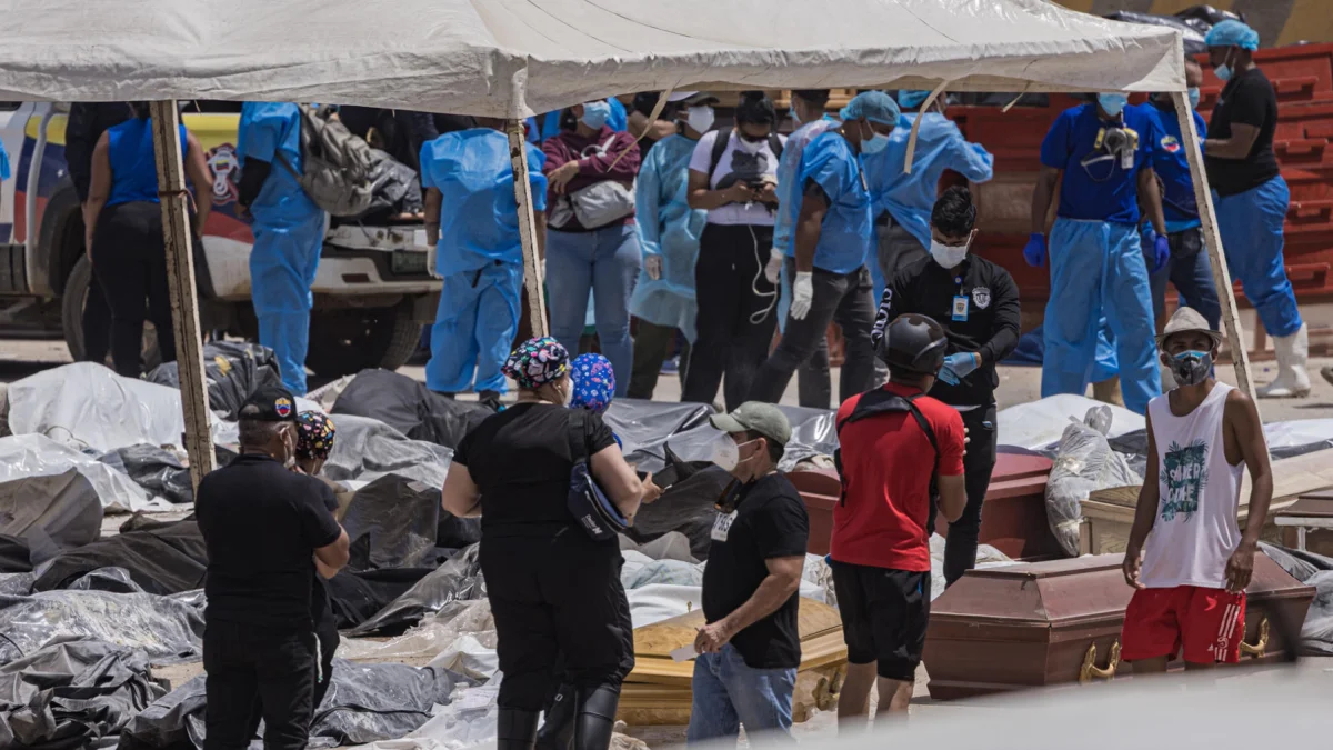 Equipos trabajan en la gestión de cuerpos tras el terremoto en Venezuela.