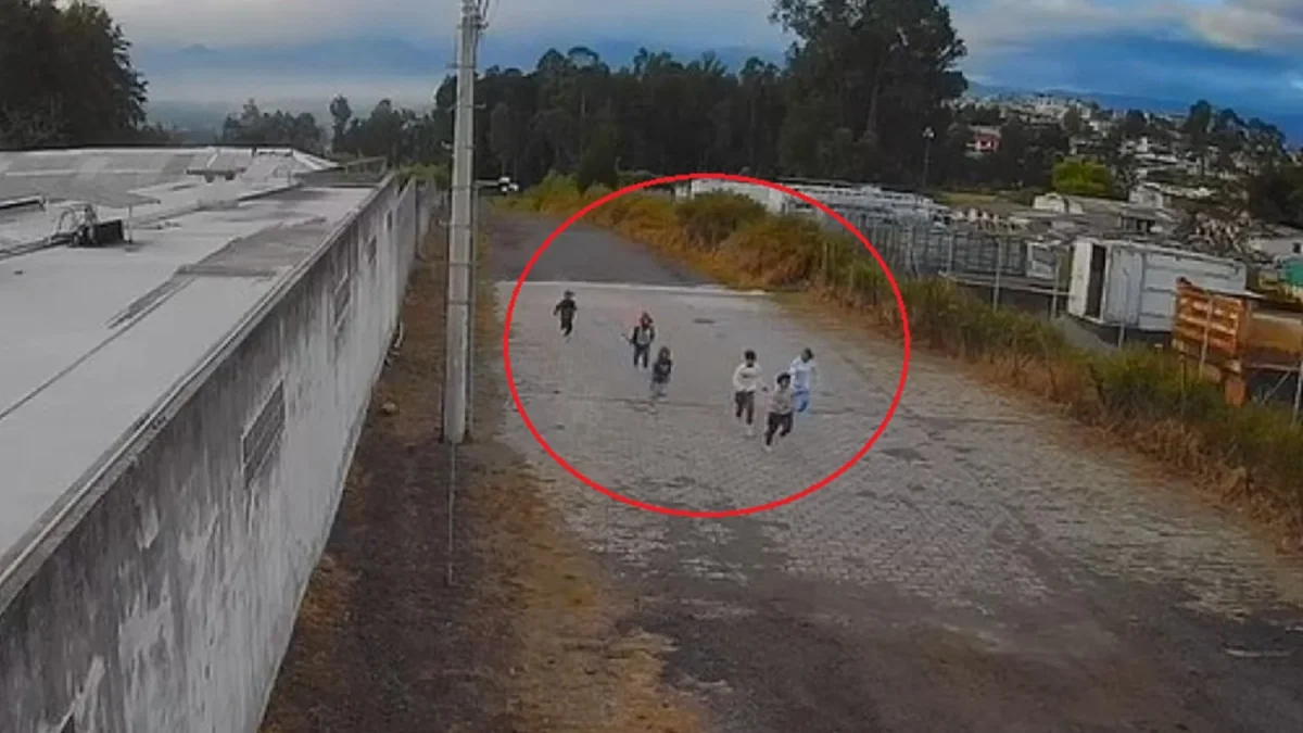 Una cámara grabó cómo escaparon tres menores del centro de protección.