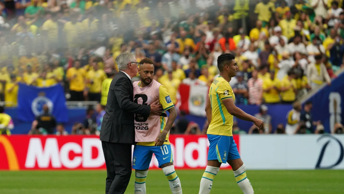 Carlo Ancelotti celebra la clasificación de Brasil con Neymar tras el triunfo agónico ante Japón en Houston.