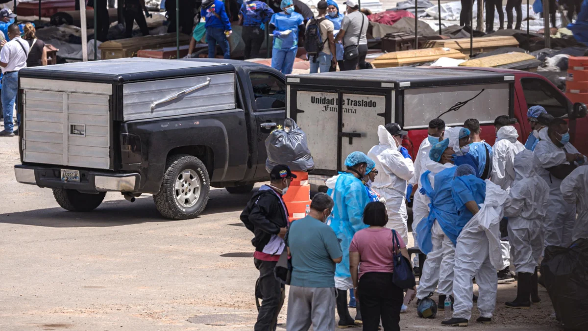 Familiares reclaman los cuerpos de víctimas de los terremotos este lunes en La Guaira, Venezuela.