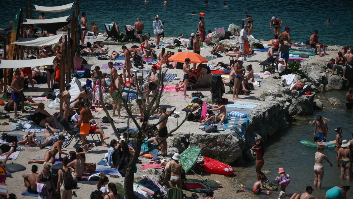 Ciudadanos de Polonia aglomeran las piscinas públicas para mitigar la sensación de calor.