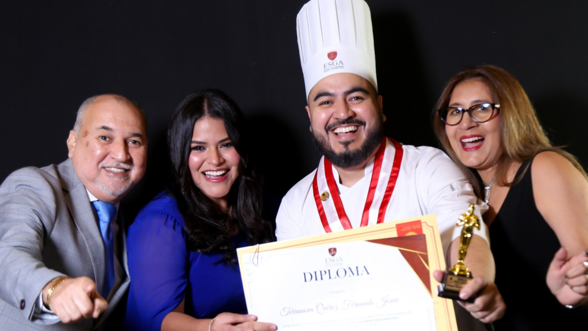 El periodista combina su trabajo en TV y radio con una nueva faceta dedicada a la cocina. Con Fernando Terranova, María Gabriela Carpio y Elizabeth Quiroz.