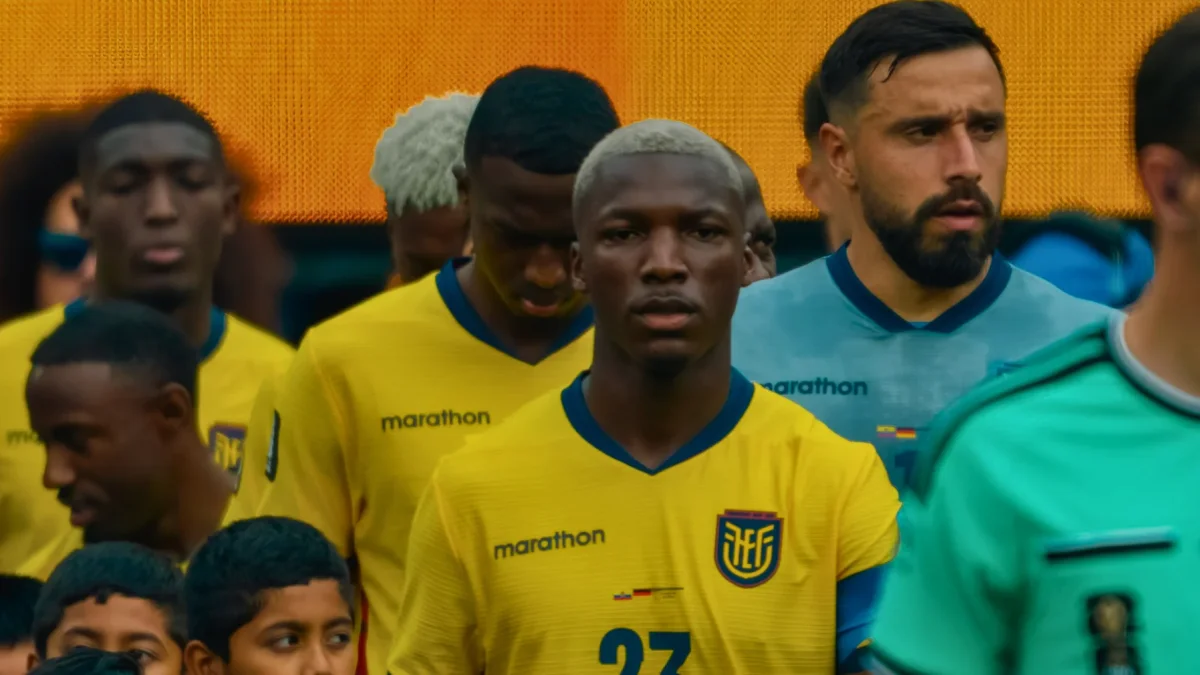 Jugadores de la Selección de Ecuador saliendo a la cancha.
