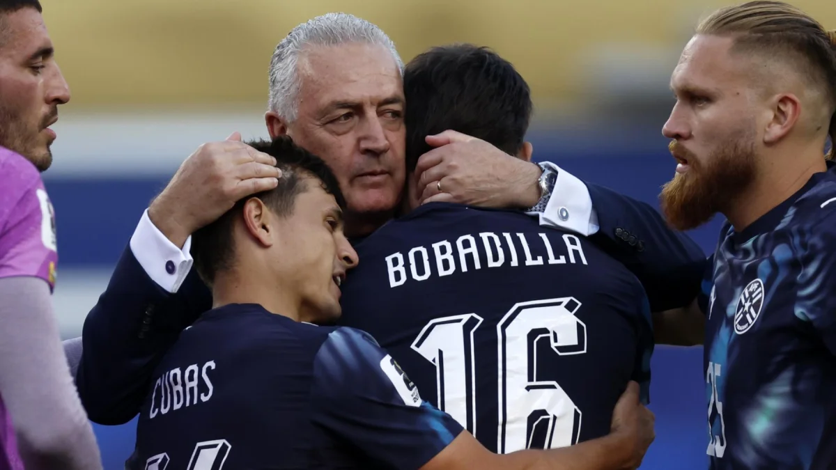 Mundial 2026: Gustavo Alfaro, DT de Paraguay, abraza a los suyos tras dejar en el camino a Alemania.