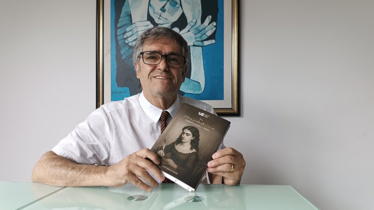 Simón Valdivieso, escritor e investigador, presena su obra 'Yo, Dolores Veintimilla Carrión, librepensadora y poeta'.