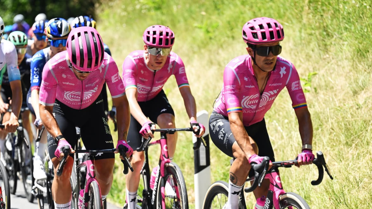 Richard Carapaz (der.) junto a sus compañeros del EF Education-EasyPost durante el pasado Tour de Suiza.