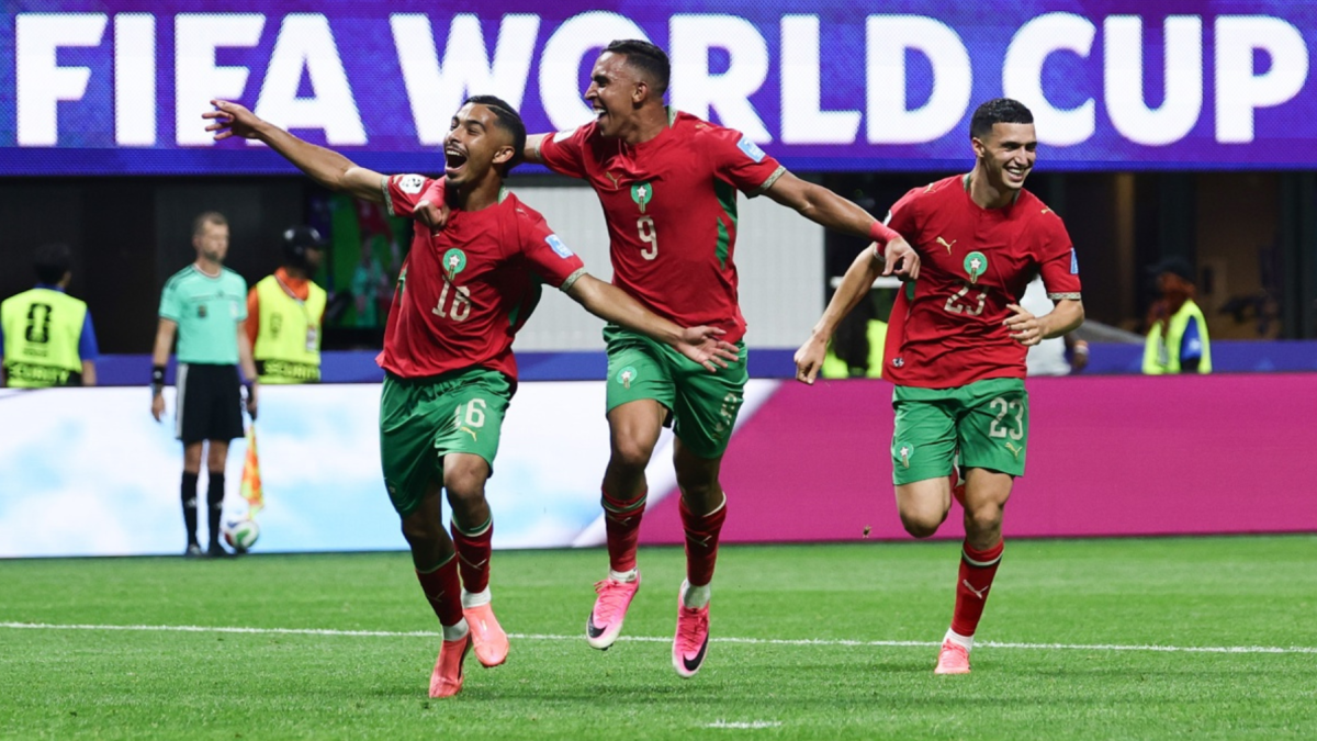 Gessime Yassine, de Marruecos (izq.), celebra con su compañero Soufiane Rahimi tras marcar un gol en el Mundial 2026