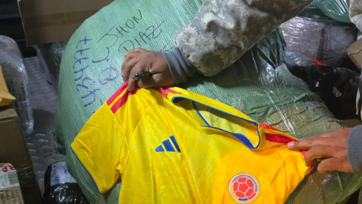 Pacas de camisetas decomisadas por la SENAE.