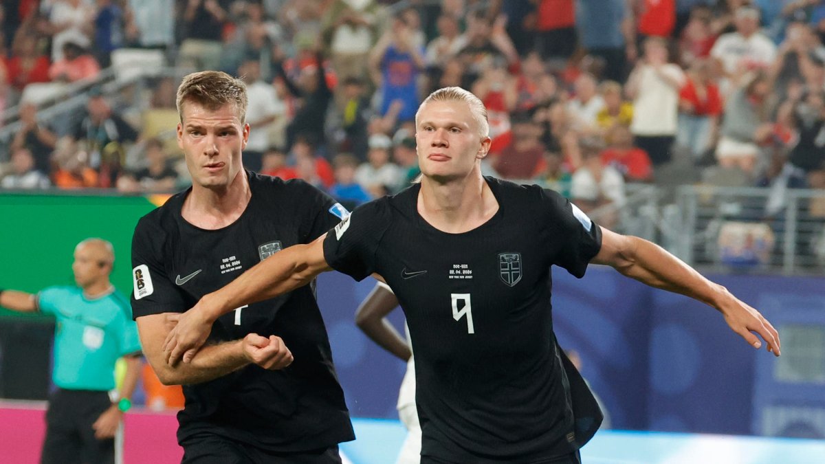 Erling Haaland (der.), principal figura de Noruega en el Mundial 2026. Hoy mide a Costa de Marfil.
