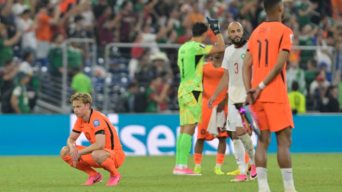 Jugadores de Países Bajos se lamentan este lunes, al terminar un partido de los dieciseisavos de final del Mundial de la FIFA 2026