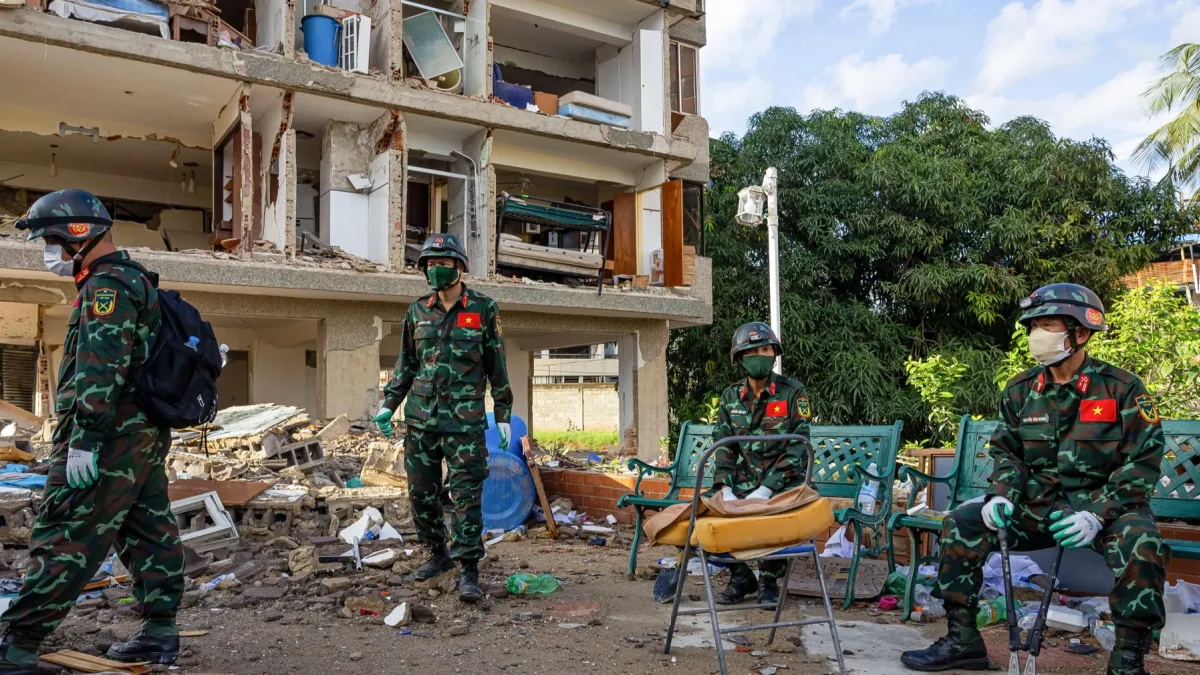 Rescatistas de Vietnam realizan labores de búsqueda de sobrevivientes a los terremotos, este 30 de junio de 2026 en Catia La mar, La Guaira (Venezuela).
