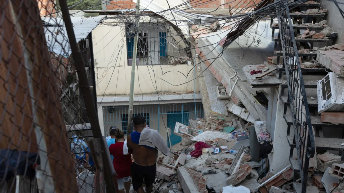 Personas buscan entre los escombros de las edificaciones destruidas por los terremotos.